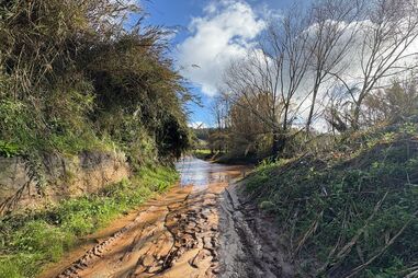 Um morto e dois feridos após veículo todo-o-terreno cair em ribeira no Cadaval