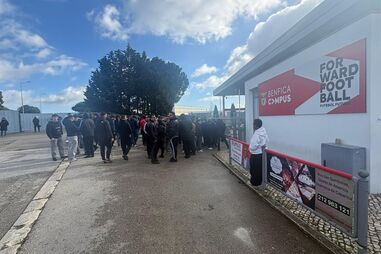 Adeptos cercam centro de estágios do Benfica e exigem falar com a direção