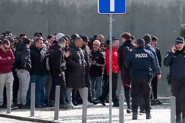 O momento em adeptos deixam centro de estágios do Benfica após conversa com José Mourinho, Simão Sabrosa e Otamendi