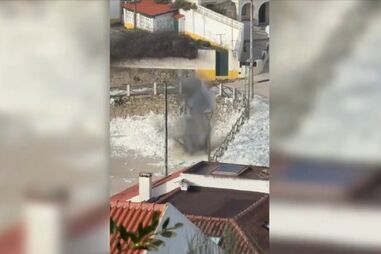 O momento em que Marinha inativa objeto desconhecido na praia de São Pedro do Moel