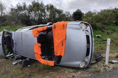 Mulher sofre ferimentos graves após capotamento de carro na A22