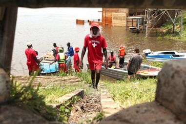 Profissionais de saúde moçambicanos em greve entre unidades inundadas