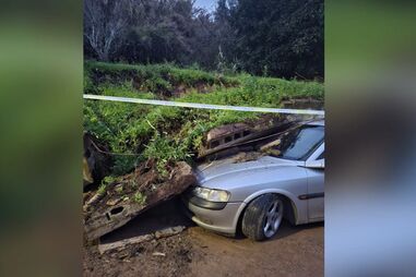 Carro ficou soterrado devido à queda de muro em Alenquer