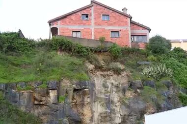 Casal e três filhos menores desalojados após deslizamento de terras em Oeiras