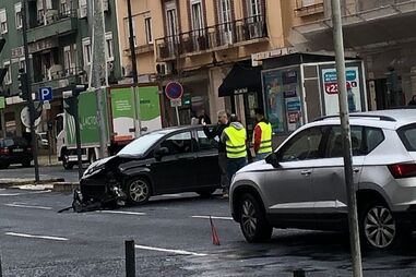 Uma das viaturas envolvidas no acidente ficou muito danificada