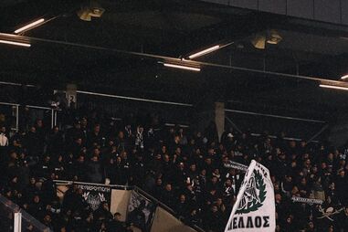 Adeptos do PAOK mostram apoio após acidente na Roménia.
