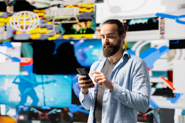 Homem utiliza smartphone com para fazer compras online