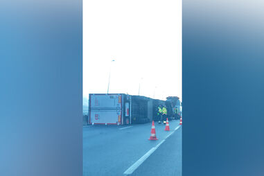 Camião tomba na Ponte Vasco da Gama