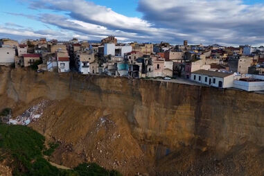 Imagens aéreas mostram casas em risco após deslizamento de terras na Sicília 