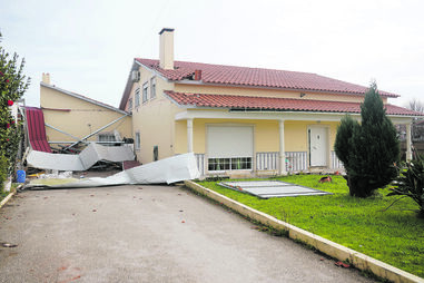 Pintor estava com o pai a tentar salvar o anexo da vivenda, quando foi atingido por um painel sanduíche  