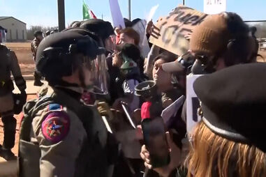 Polícia usa gás-pimenta para dispersar manifestantes junto a centro de detenção nos EUA onde estão pai e filho de 5 anos