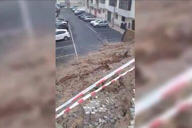 Desabamento parcial de rua danifica prédio em Sintra