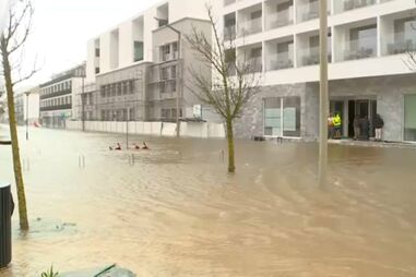 Chuva intensa e água do Rio Sado inundam estradas em Alcácer do Sal. Lar de idosos evacuado  