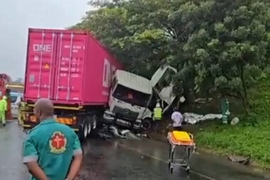 Pelo menos 11 mortos em acidente entre autocarro e camião na África do Sul 