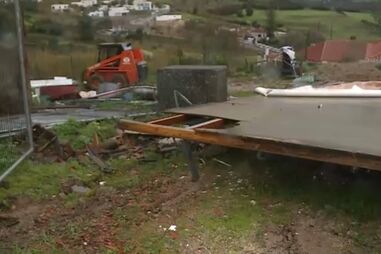 Casas pré-fabricadas completamente destruídas devido ao mau tempo em Sobral de Monte Agraço