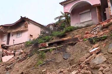 Deslisamento de terras em Porto Brandão obrigou ao corte da estrada de acesso ao interior da vila 