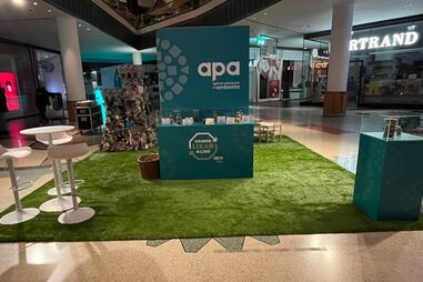 A APA promove campanha sobre lixo com exposição num centro comercial