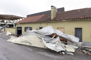 Depressão Kristin deixa rasto de destruição na aldeia de Barracão, concelho de Leiria