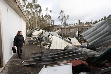 Depressão Kristin deixa rasto de destruição na aldeia de Barracão, concelho de Leiria