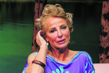 Atriz dá corpo a Irina Arkadina na peça ‘A Gaivota’, de Tchékhov, acabada de estrear no Teatro da Trindade