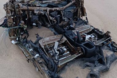Destroços de carro na praia