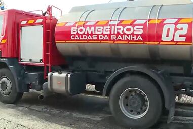 Bombeiros das Caldas abastecem água à população na freguesia da Tornada e Salir do Porto