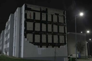 Revestimento de estrutura de prédio cai em Vila Nova de Gaia