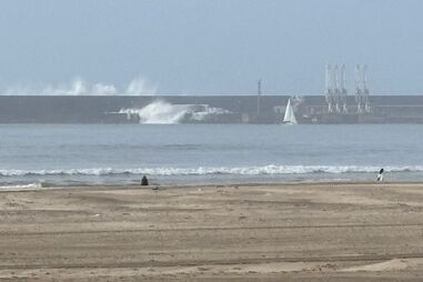 Mar abre 'buraco' no quebra-mar do Porto de Leixões