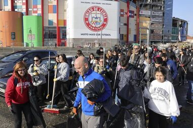 Voluntários em ação de remoção de detritos provocados pela passagem da depressão Khistin, em Leiria