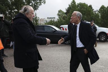 Marcelo Rebelo de Sousa com Santana Lopes durante visita ao parque de campismo municipal da Figueira da Foz