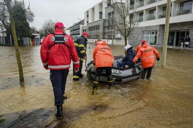 Bombeiros auxiliam moradores em área alagada