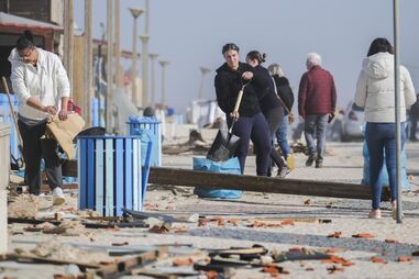 Moradores em Leiria limpam destroços com apoio dos bombeiros após abandono