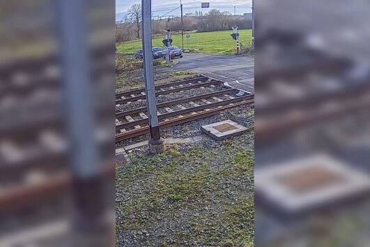 Automobilista foge à polícia belga… pela linha do comboio!