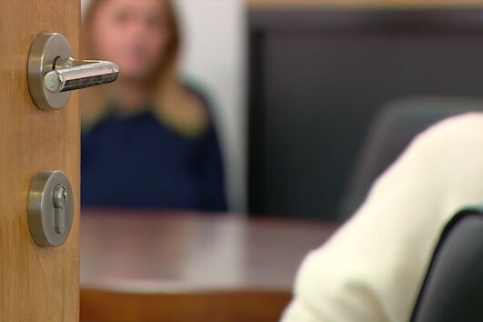 "Deu-me uma injeção que me deixou praticamente impotente": mulher abusada por ortopedista recorda o trauma