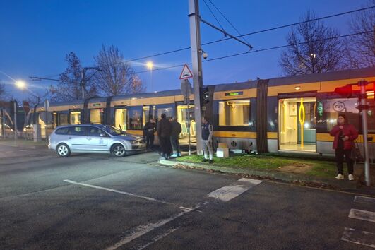 Carro embate contra Metro do Porto junto à estação de Vendas Novas em Gondomar