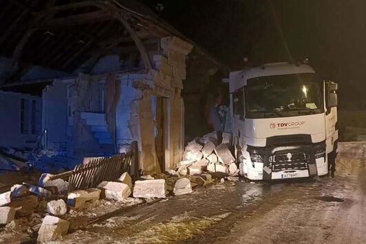 Camião português destrói casa e quase cai num rio