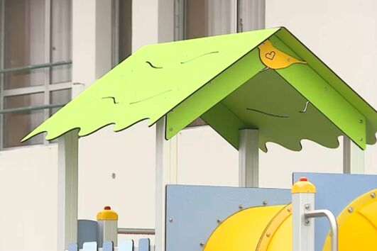 Creche indicou à mãe que a bebé de 7 meses foi deixada na sala das crianças de 1 ano e foi aí que ocorreu a agressão