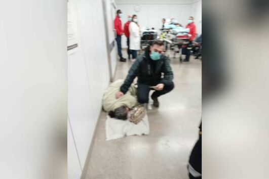 Doente oncológica obrigada a deitar-se no chão das urgências do Hospital de Coimbra por falta de macas