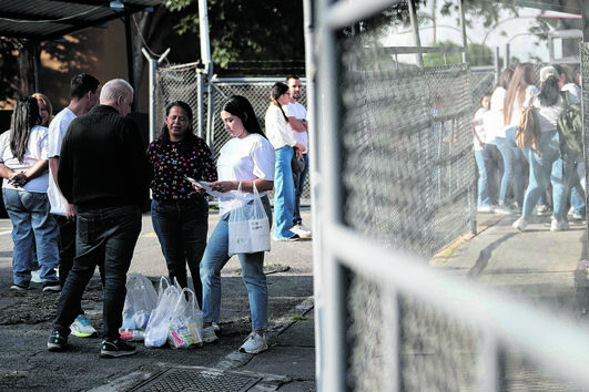 Familiares de presos políticos aguardam há vários dias a pormetida libertação