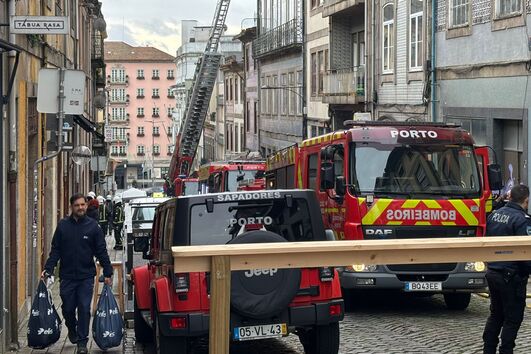 Seis pessoas assistidas por inalação de fumo após incêndio no centro do Porto