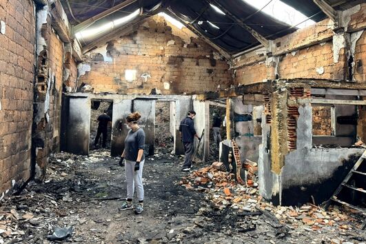 Voluntários ajudaram a remover escombros de fábrica de pranchas de surf