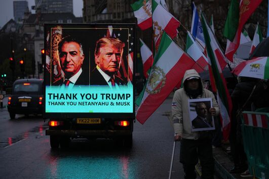 "Obrigada Trump, obrigada Netanyahu, obrigada Musk", lê-se na parte de trás de um camião. Protestos em Londres contra regime iraniano