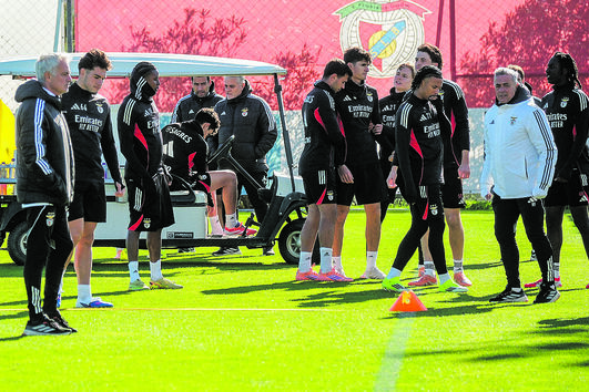 José Mourinho com os jogadores durante um treino