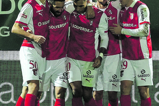 Zalazar festeja com os colegas do Sp. Braga o golo da vitória