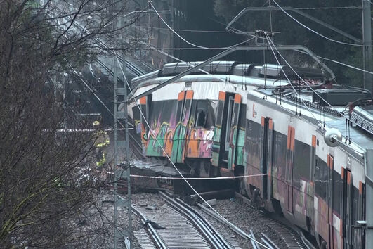 Comboio colide com muro em Barcelona e maquinista morre. É o segundo acidente ferroviário em uma semana em Espanha