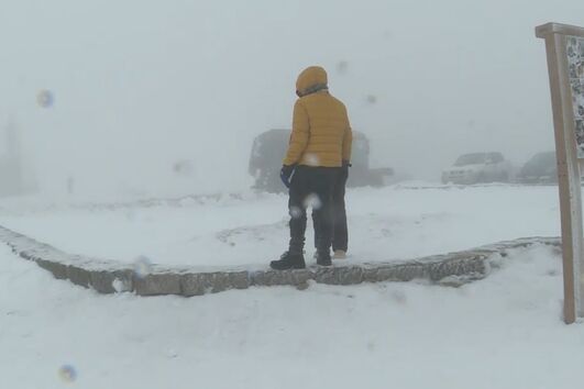 A neve continua a cair e a atrair centenas de visitantes à Serra da Estrela