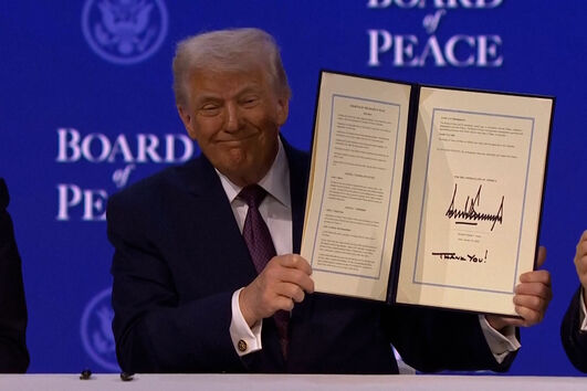 Trump assina Carta do Conselho da Paz para Gaza em Davos 