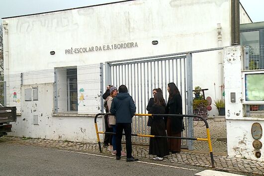 Pais reunidos à porta da Escola da Bordeira em Faro após queixas