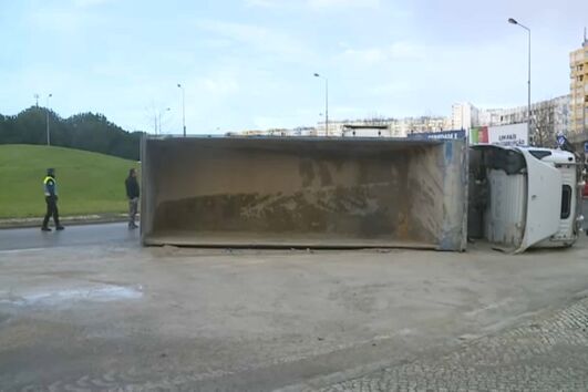 Camião despista-se e tomba em Almada