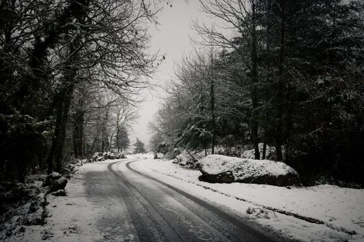 Depressão Ingrid causa neve, acessos cortados e derrocadas